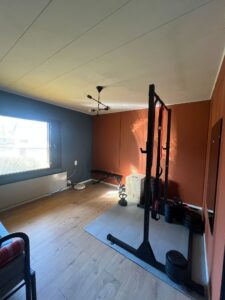 Maling av vegg i Bergen utført av BYGGJENTENE