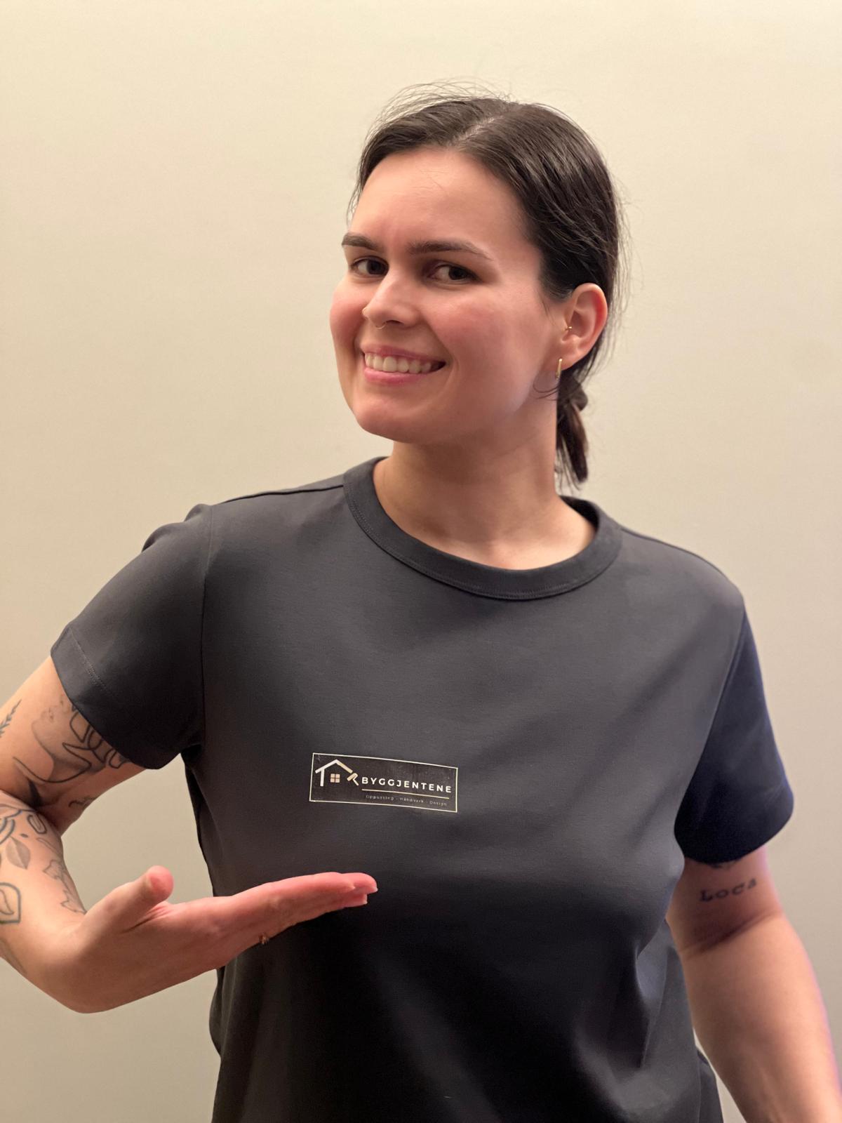 Marta fra BYGGJENTENE i firmaets arbeidsklær